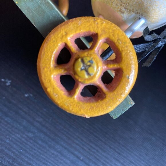 Vintage METAL COLLECTABLE  COW ON wheels by innovation "MES AMIS" COW PULL TOY - Picture 8 of 15